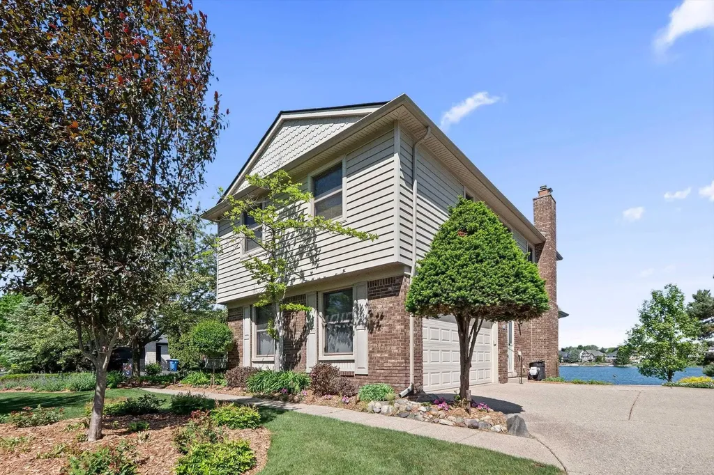 400 Lakes Edge Drive Oxford Charter Township MI 48371
