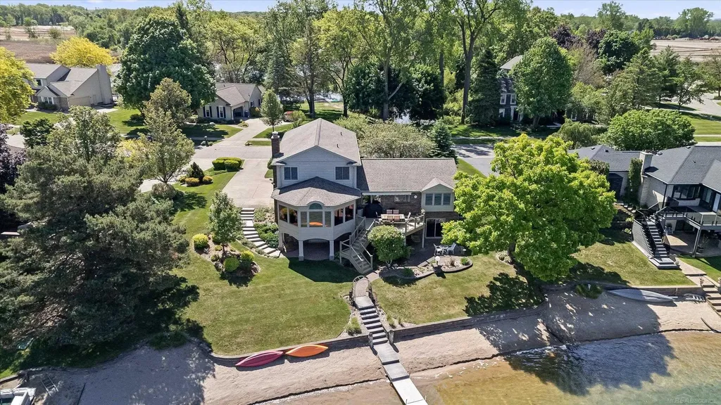400 Lakes Edge Drive Oxford Charter Township MI 48371