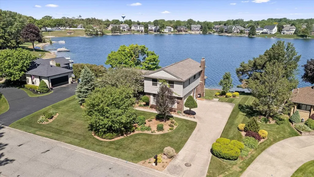 400 Lakes Edge Drive Oxford Charter Township MI 48371