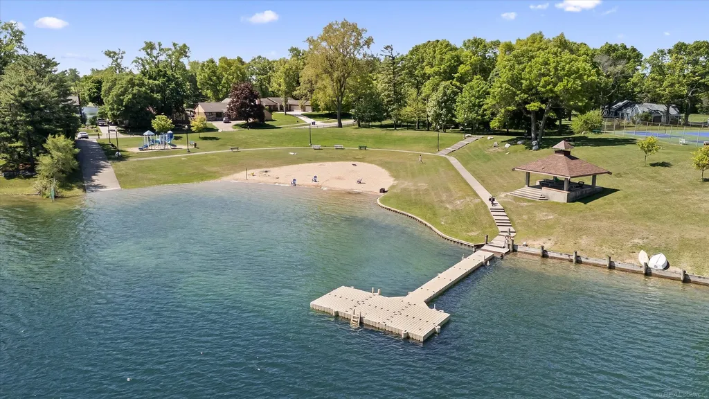 400 Lakes Edge Drive Oxford Charter Township MI 48371