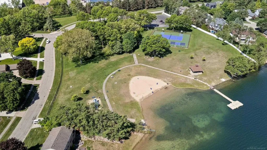400 Lakes Edge Drive Oxford Charter Township MI 48371