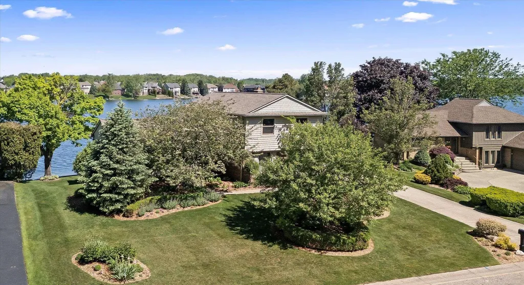 400 Lakes Edge Drive Oxford Charter Township MI 48371