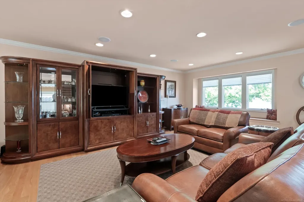 400 Lakes Edge Drive Oxford Charter Township MI 48371