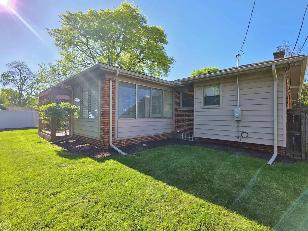 264 Phillips Avenue Clawson City MI 48017