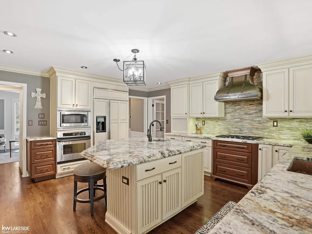 643 Lochmoor Boulevard Grosse Pointe Woods City MI 48236