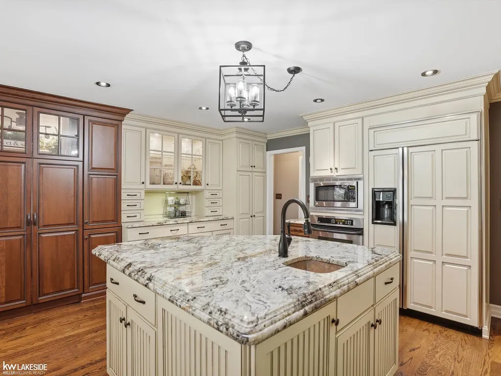 643 Lochmoor Boulevard Grosse Pointe Woods City MI 48236