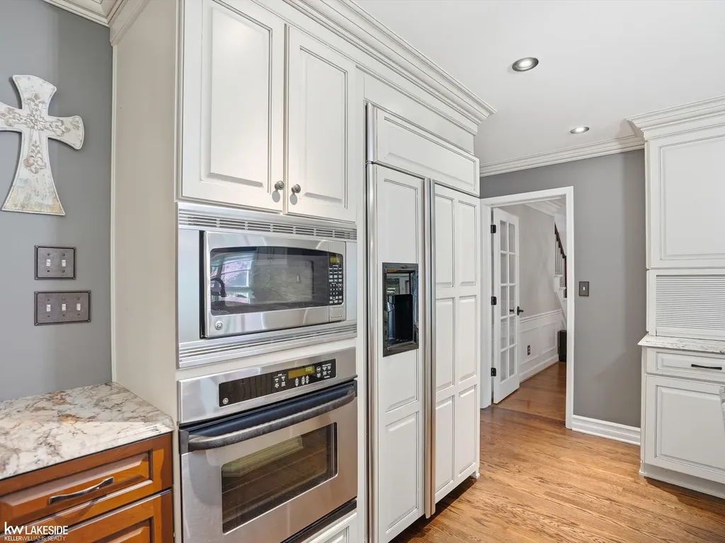 643 Lochmoor Boulevard Grosse Pointe Woods City MI 48236