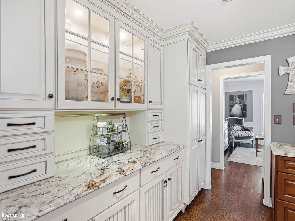 643 Lochmoor Boulevard Grosse Pointe Woods City MI 48236