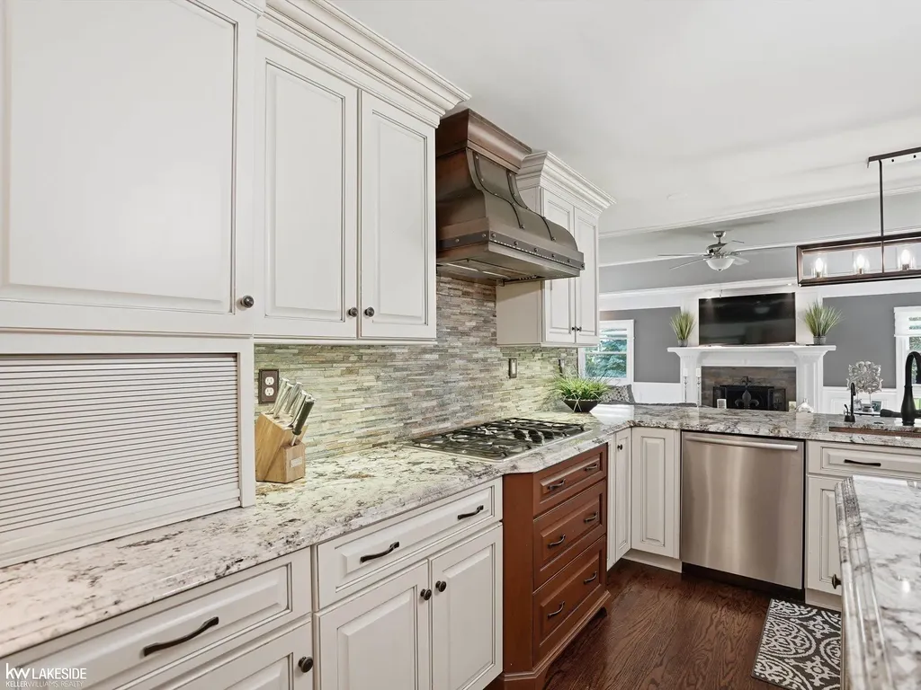 643 Lochmoor Boulevard Grosse Pointe Woods City MI 48236