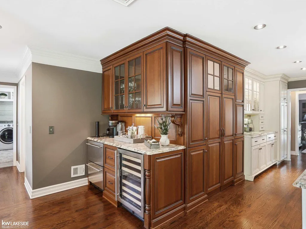 643 Lochmoor Boulevard Grosse Pointe Woods City MI 48236