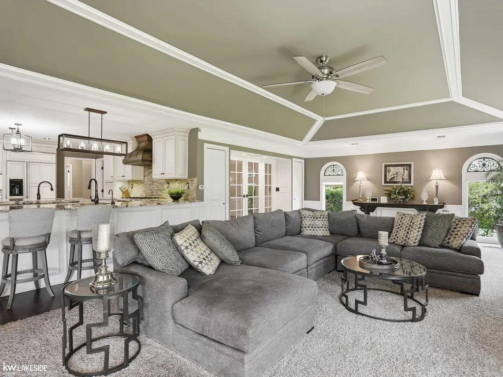 643 Lochmoor Boulevard Grosse Pointe Woods City MI 48236