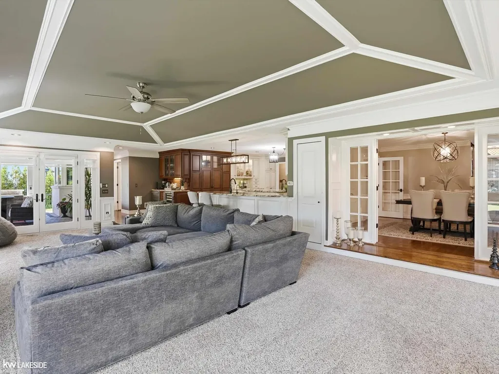 643 Lochmoor Boulevard Grosse Pointe Woods City MI 48236