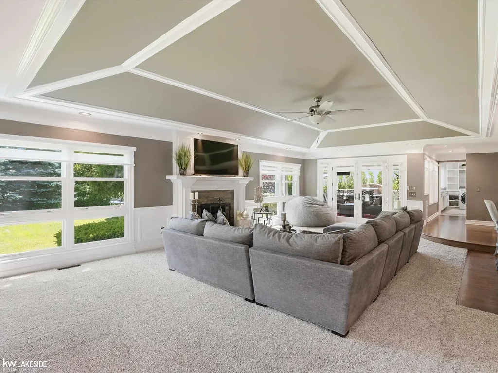 643 Lochmoor Boulevard Grosse Pointe Woods City MI 48236