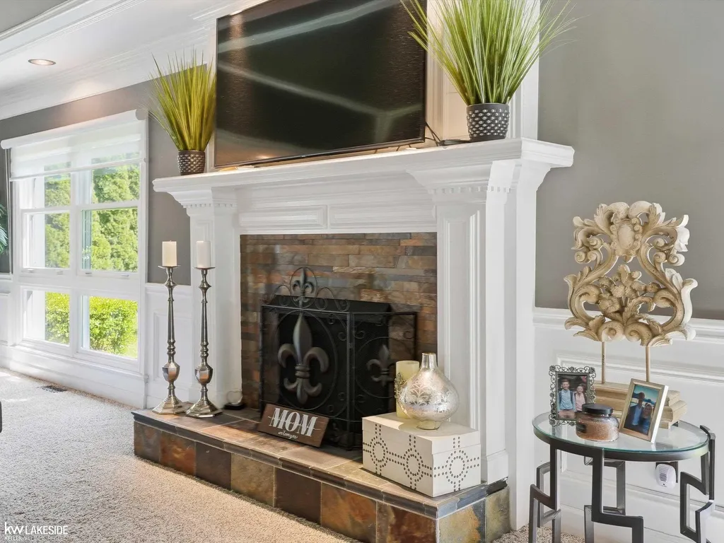 643 Lochmoor Boulevard Grosse Pointe Woods City MI 48236