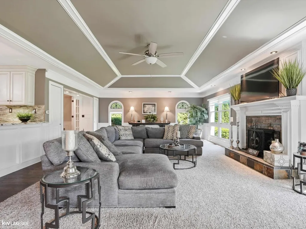 643 Lochmoor Boulevard Grosse Pointe Woods City MI 48236