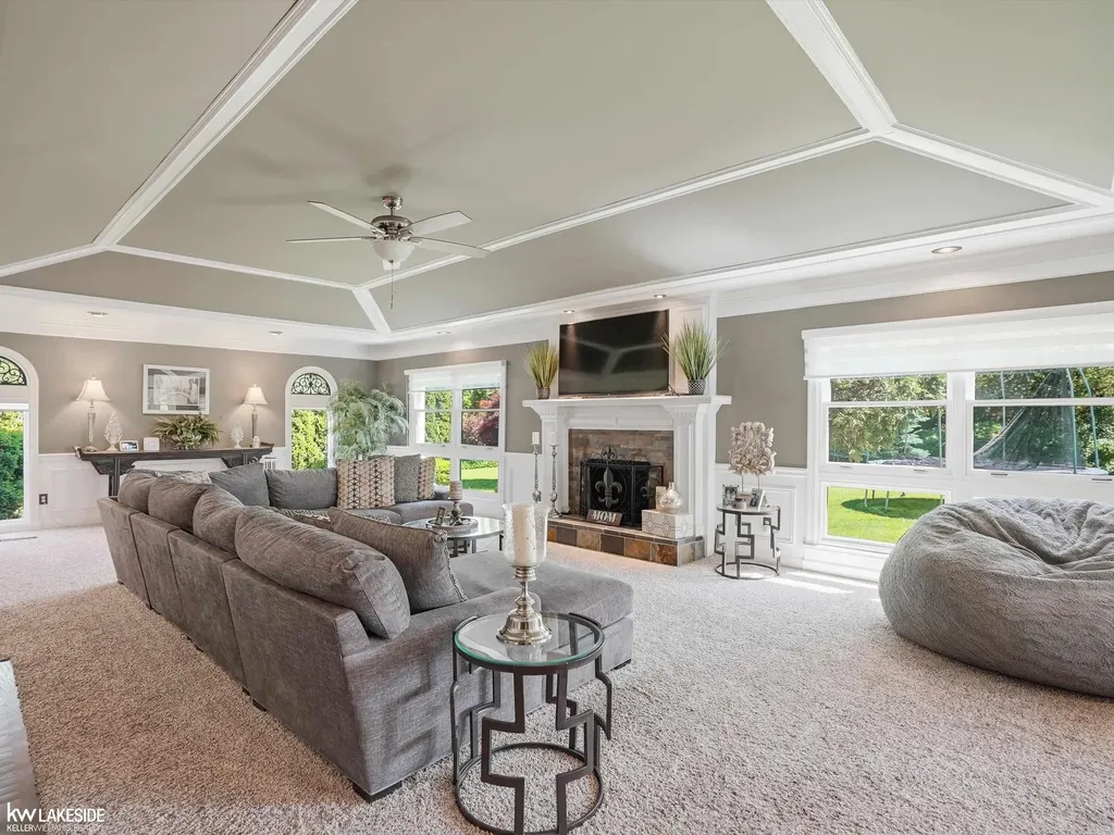 643 Lochmoor Boulevard Grosse Pointe Woods City MI 48236
