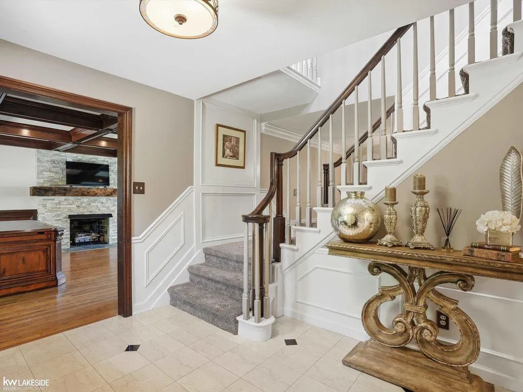 643 Lochmoor Boulevard Grosse Pointe Woods City MI 48236
