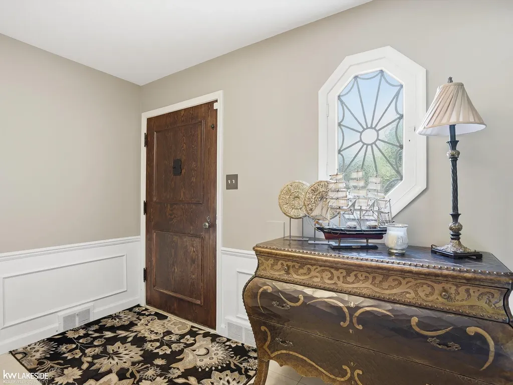 643 Lochmoor Boulevard Grosse Pointe Woods City MI 48236
