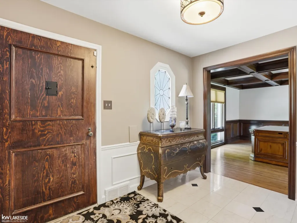 643 Lochmoor Boulevard Grosse Pointe Woods City MI 48236
