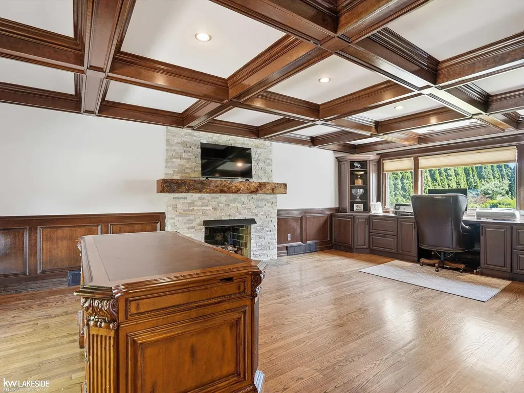 643 Lochmoor Boulevard Grosse Pointe Woods City MI 48236