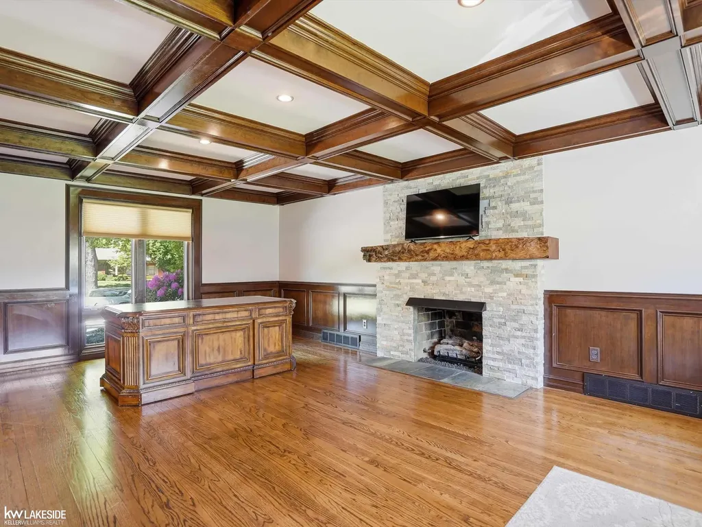 643 Lochmoor Boulevard Grosse Pointe Woods City MI 48236