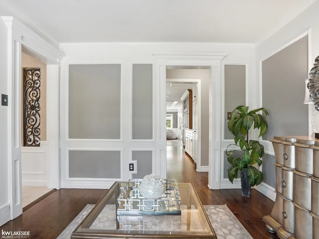643 Lochmoor Boulevard Grosse Pointe Woods City MI 48236
