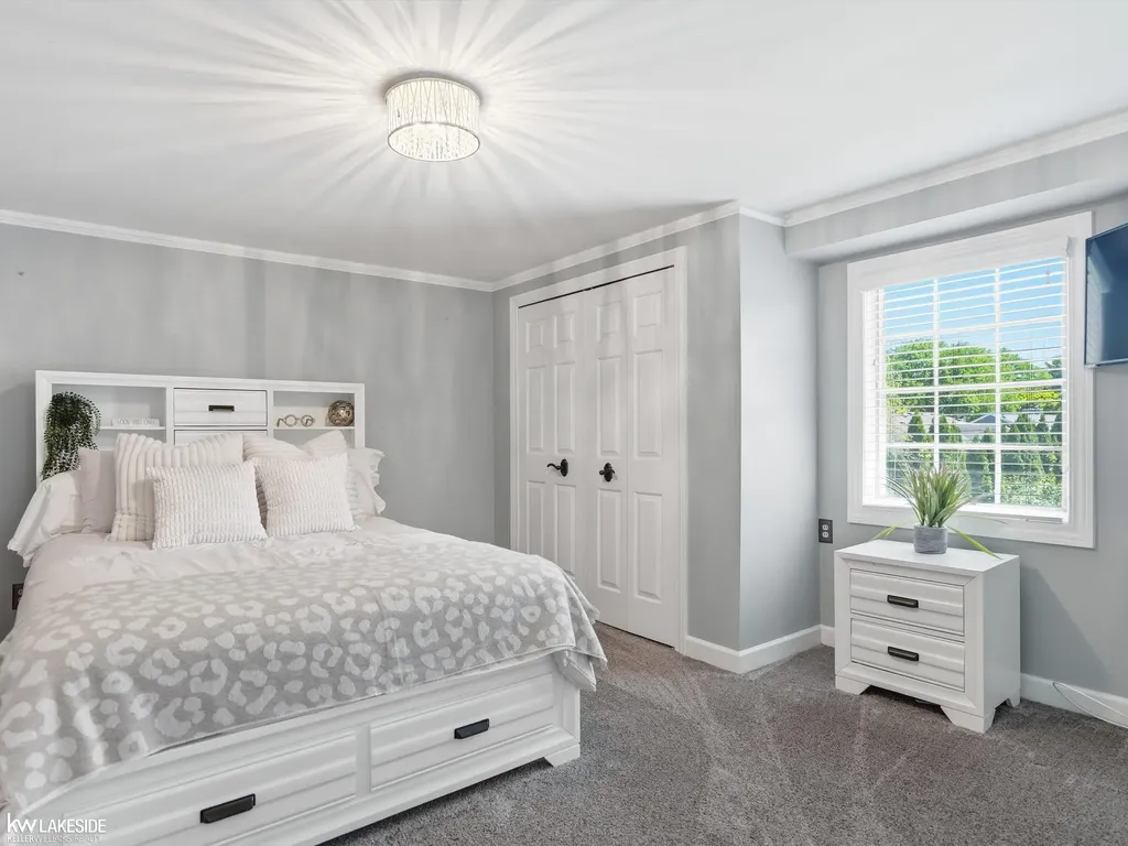 643 Lochmoor Boulevard Grosse Pointe Woods City MI 48236