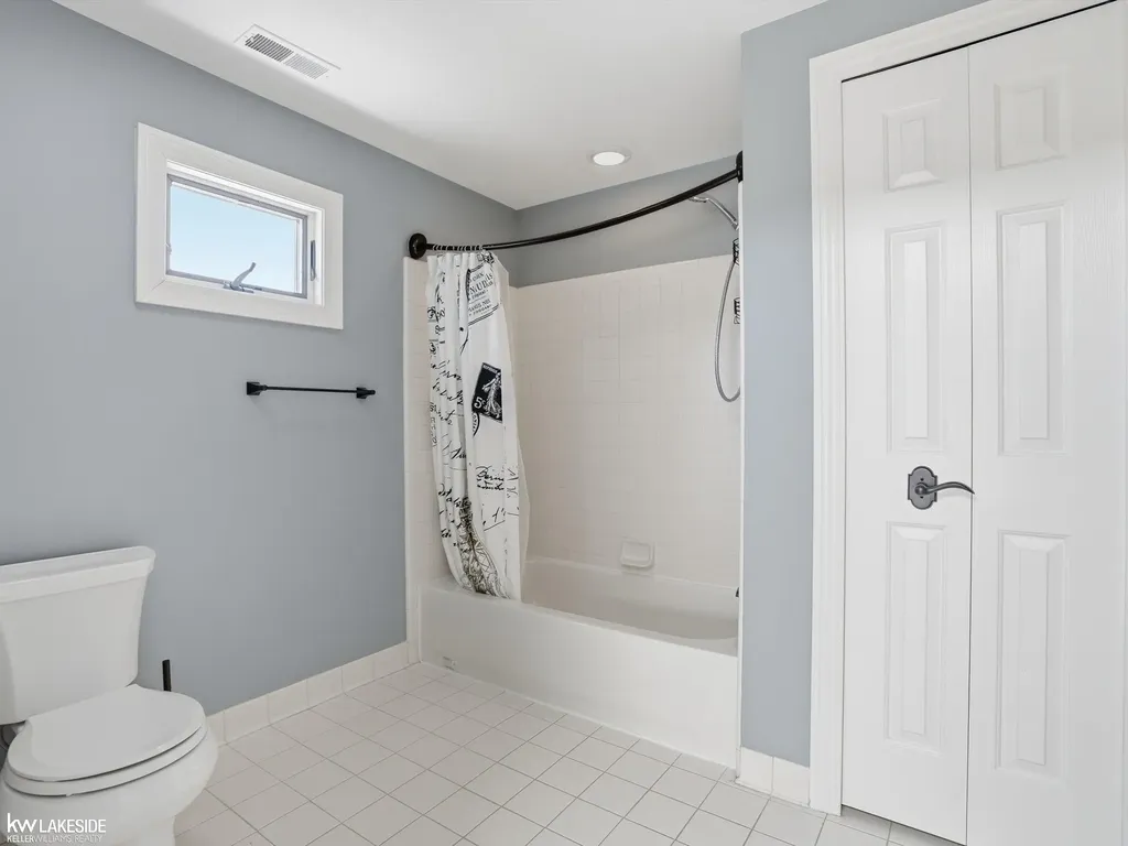 643 Lochmoor Boulevard Grosse Pointe Woods City MI 48236