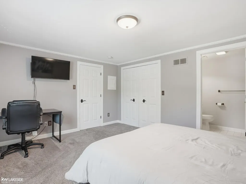 643 Lochmoor Boulevard Grosse Pointe Woods City MI 48236