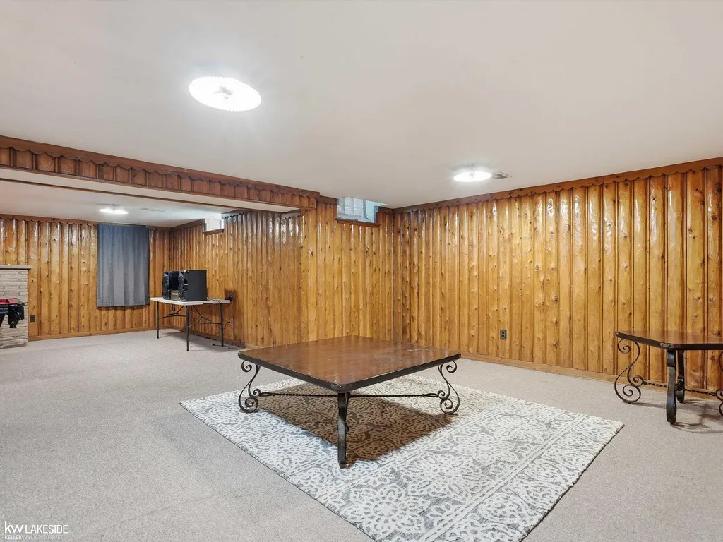 643 Lochmoor Boulevard Grosse Pointe Woods City MI 48236