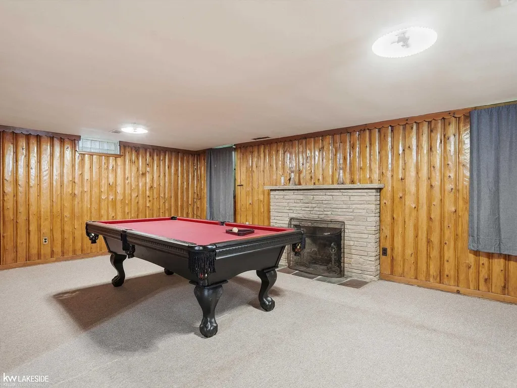 643 Lochmoor Boulevard Grosse Pointe Woods City MI 48236