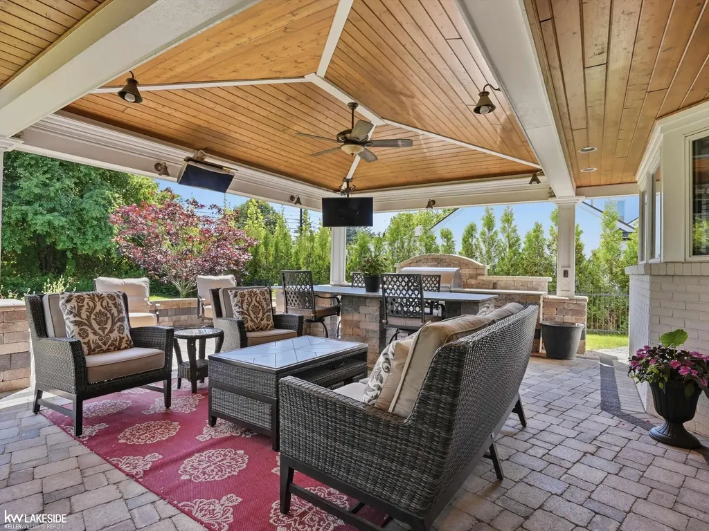 643 Lochmoor Boulevard Grosse Pointe Woods City MI 48236