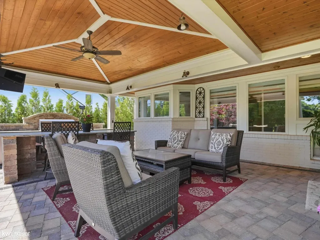 643 Lochmoor Boulevard Grosse Pointe Woods City MI 48236