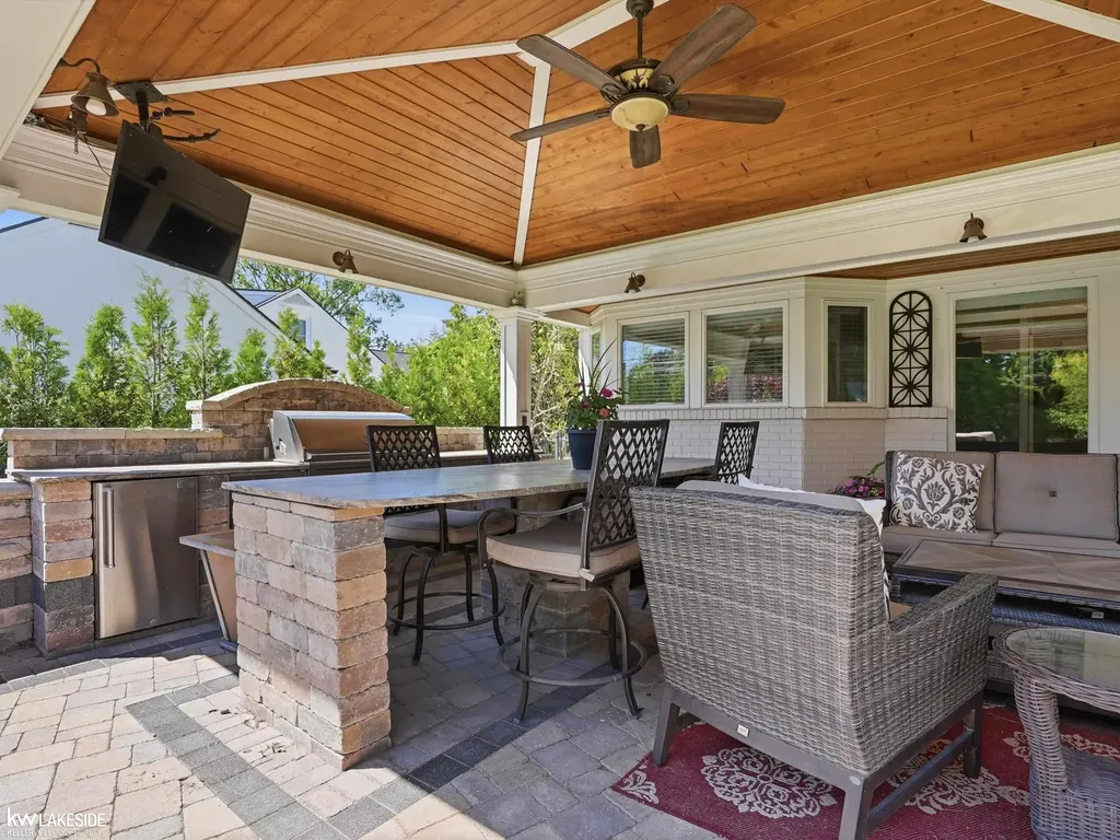 643 Lochmoor Boulevard Grosse Pointe Woods City MI 48236