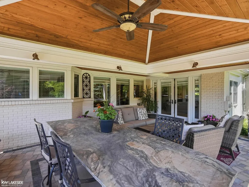 643 Lochmoor Boulevard Grosse Pointe Woods City MI 48236