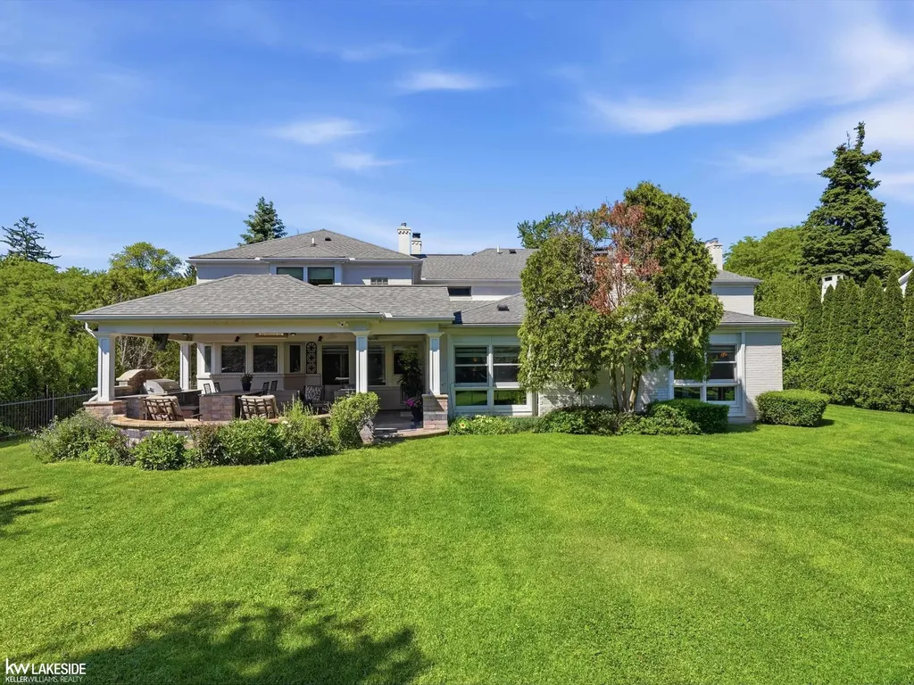 643 Lochmoor Boulevard Grosse Pointe Woods City MI 48236