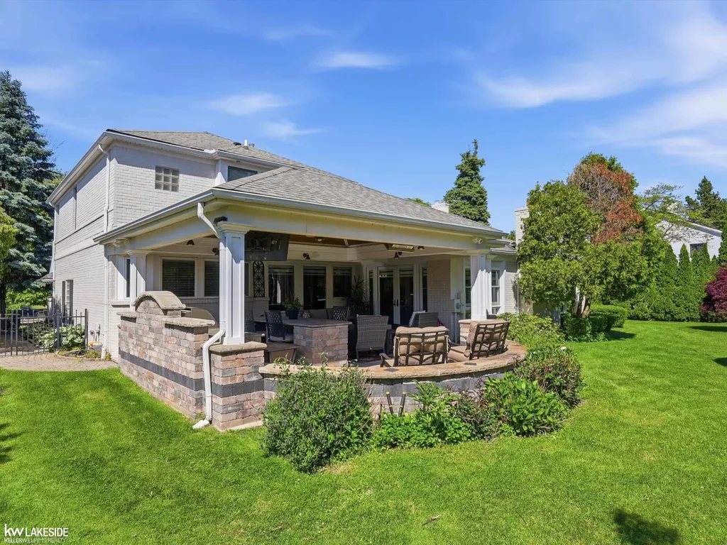 643 Lochmoor Boulevard Grosse Pointe Woods City MI 48236