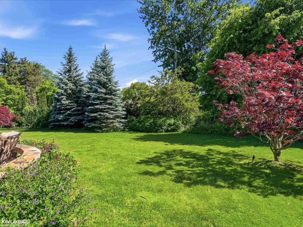 643 Lochmoor Boulevard Grosse Pointe Woods City MI 48236