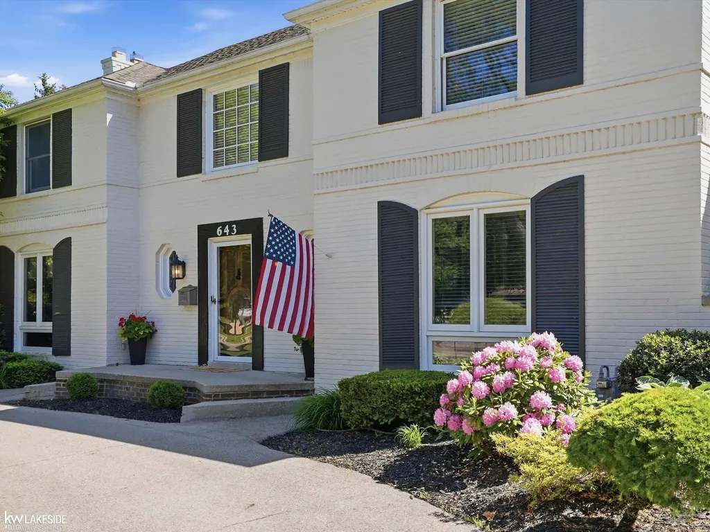 643 Lochmoor Boulevard Grosse Pointe Woods City MI 48236