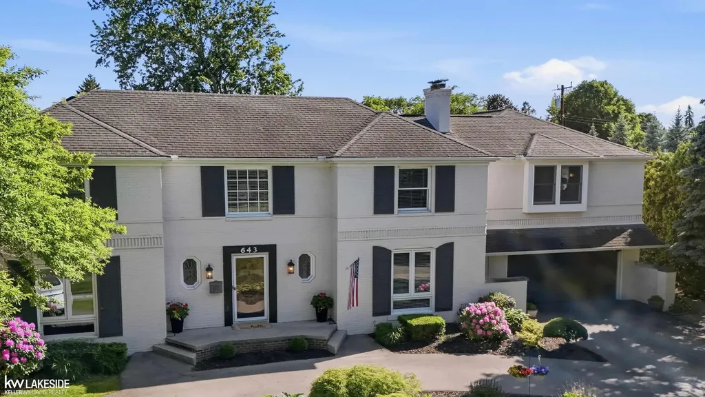 643 Lochmoor Boulevard Grosse Pointe Woods City MI 48236
