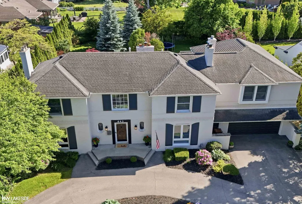 643 Lochmoor Boulevard Grosse Pointe Woods City MI 48236