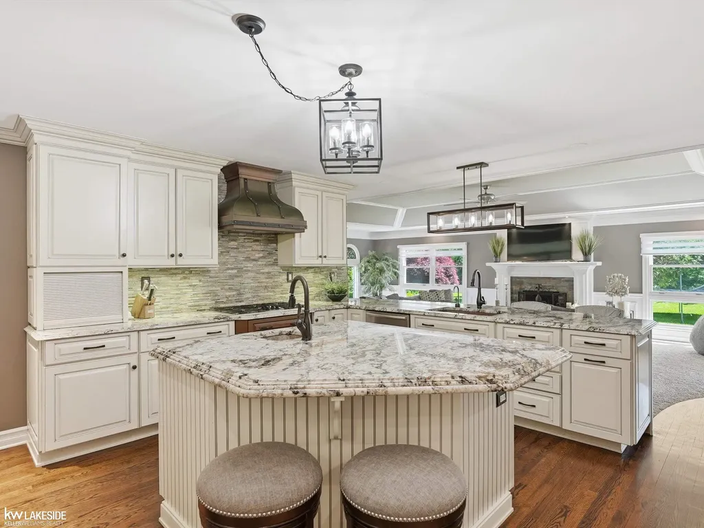 643 Lochmoor Boulevard Grosse Pointe Woods City MI 48236