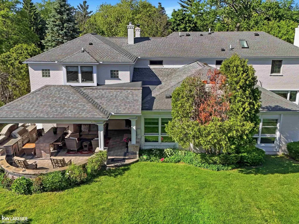 643 Lochmoor Boulevard Grosse Pointe Woods City MI 48236