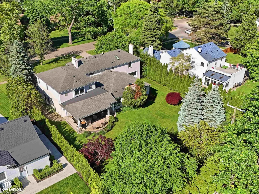 643 Lochmoor Boulevard Grosse Pointe Woods City MI 48236