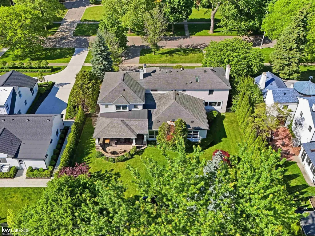 643 Lochmoor Boulevard Grosse Pointe Woods City MI 48236