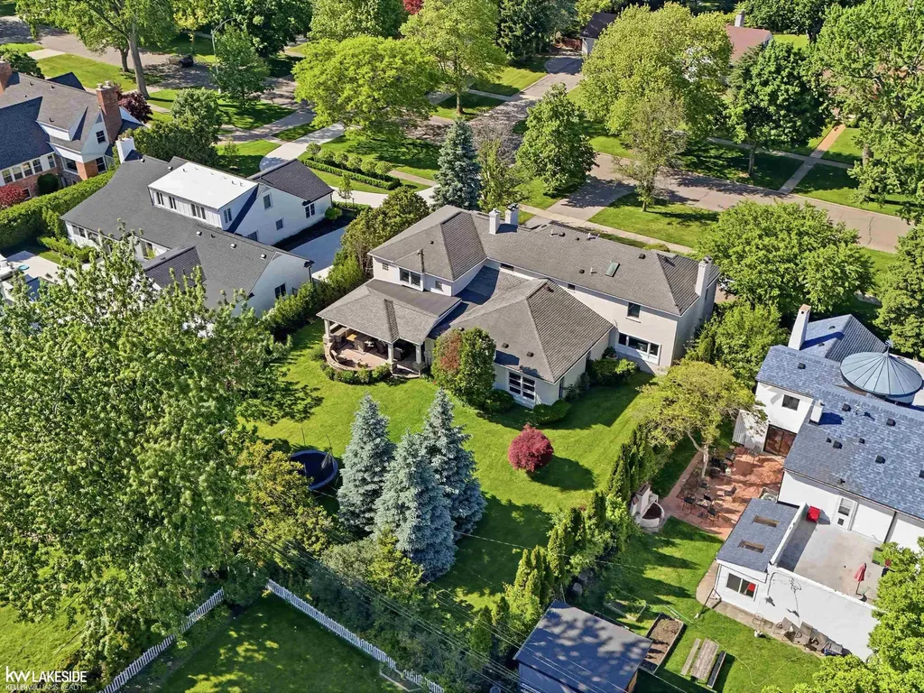 643 Lochmoor Boulevard Grosse Pointe Woods City MI 48236