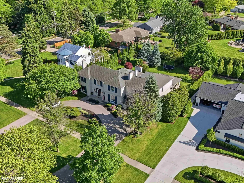 643 Lochmoor Boulevard Grosse Pointe Woods City MI 48236