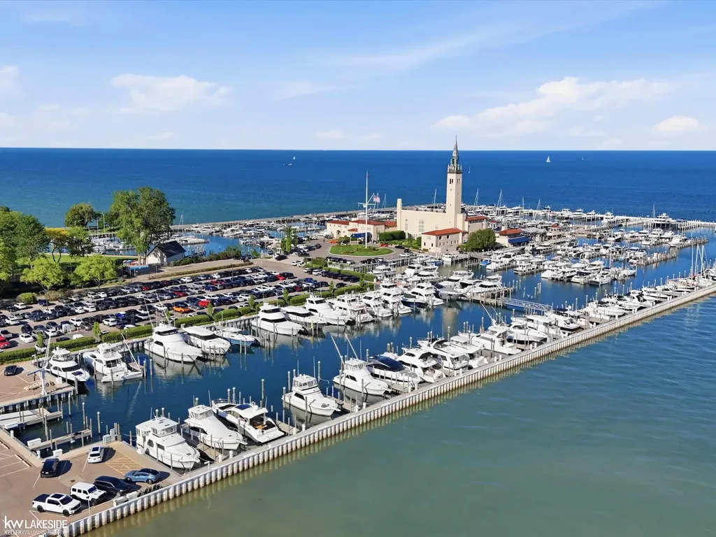 643 Lochmoor Boulevard Grosse Pointe Woods City MI 48236