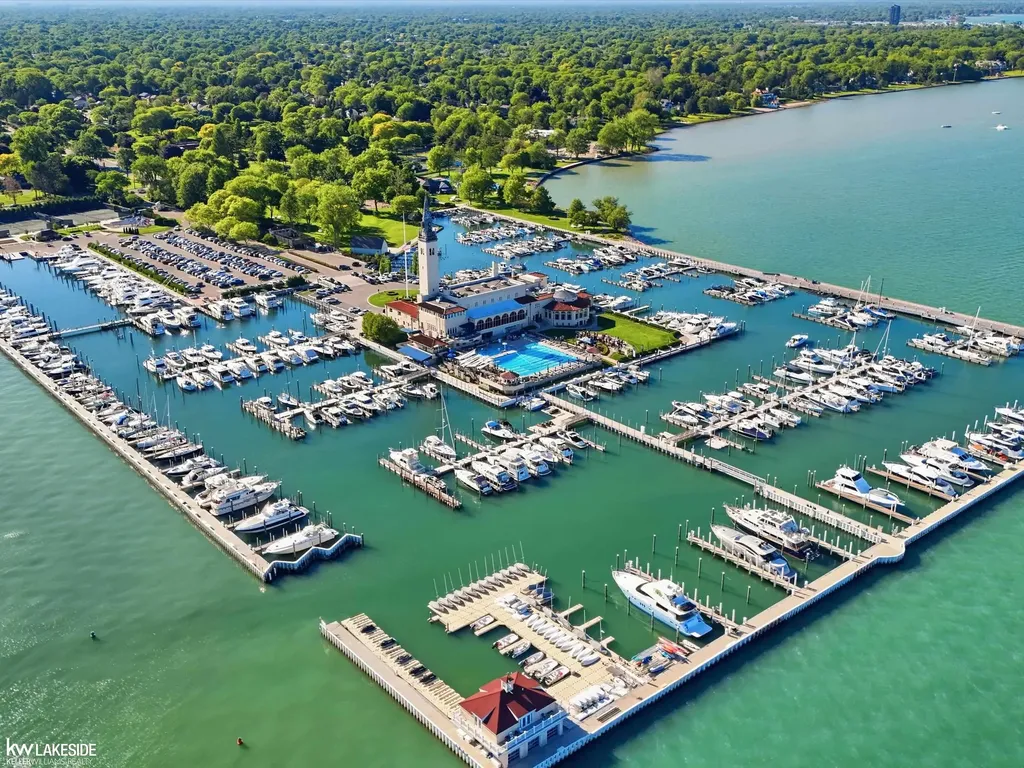 643 Lochmoor Boulevard Grosse Pointe Woods City MI 48236