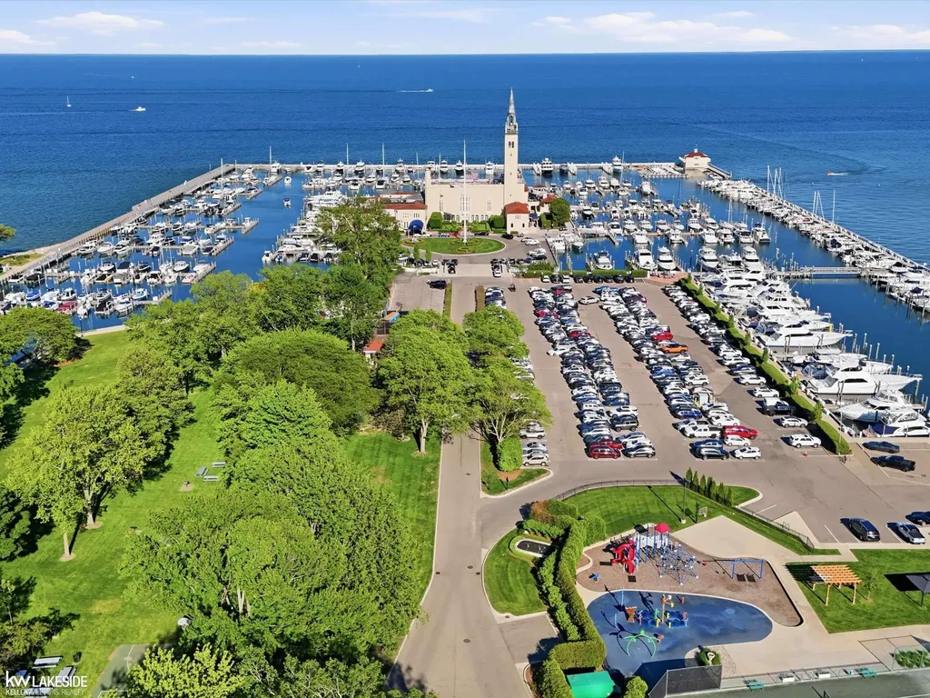 643 Lochmoor Boulevard Grosse Pointe Woods City MI 48236